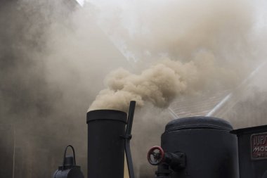 Demiryolu taşımacılığındaki eski bir teknolojiden buhar lokomotifi dumanı