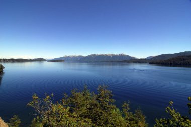 Patagonya 'da su bulunan bir göl ve manzara