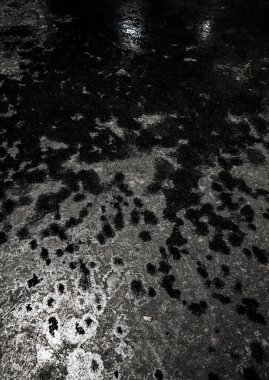 siyah ve ıslak asfalt arkaplan, yüzey ve yağmurdan sonra yapılar