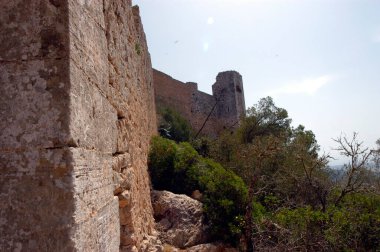 Ortaçağdan kalma tahkim edilmiş bir kale.