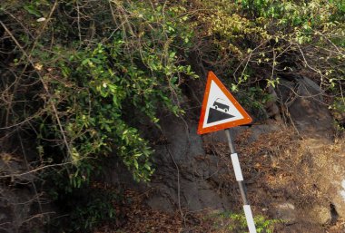 Dik yol öndeki trafik işareti, kırmızı üçgenli uyarı.