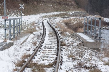 Gri ve karlı bir günde, kışın tren yolu sistemi
