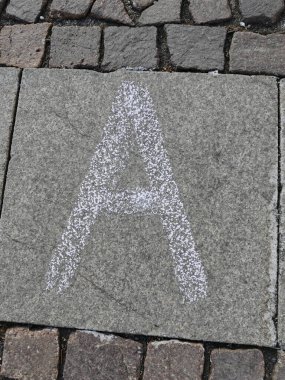 A harfinin işareti, alfabedeki ilk harf.