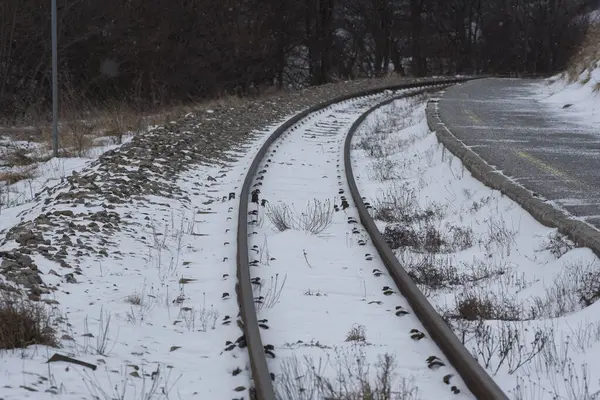 Gri ve karlı bir günde, kışın tren yolu sistemi