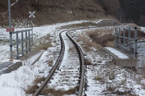 Gri ve karlı bir günde, kışın tren yolu sistemi
