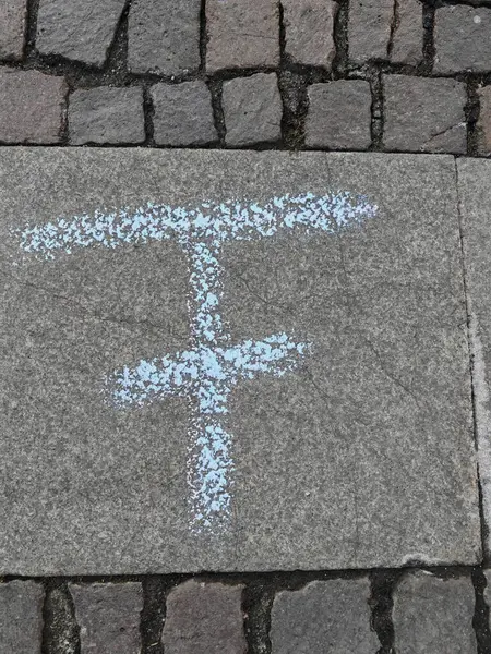 Alfabedeki altıncı harf F 'nin işareti.