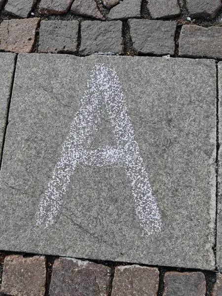 A harfinin işareti, alfabedeki ilk harf.