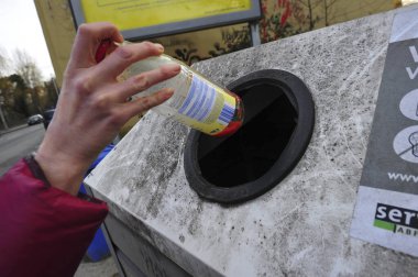 Çöp tenekesinde atık cam koleksiyonu ve kaynakları yeniden kullanmak için geri dönüşüm