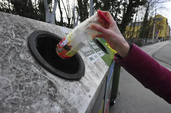 Çöp tenekesinde atık cam koleksiyonu ve kaynakları yeniden kullanmak için geri dönüşüm