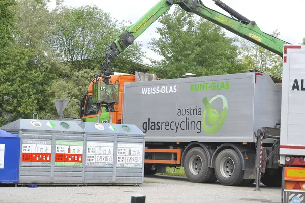 Çöp tenekesinde atık cam koleksiyonu ve kaynakları yeniden kullanmak için geri dönüşüm