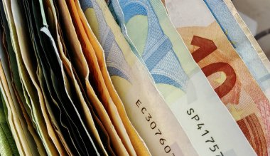 Avro banknotları olan bir cüzdan, Avrupa Birliği 'nde nakit ödeme yapıyor.