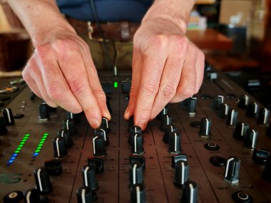 Kulüpte ya da diskoda müzik çalan bir DJ.