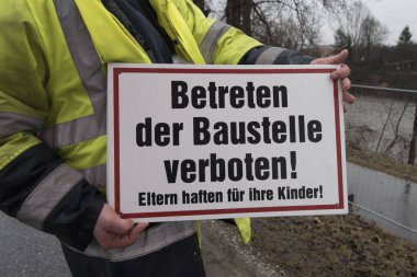 İnşaat alanında izinsiz giriş yasak, binaya giriş yasaktır.