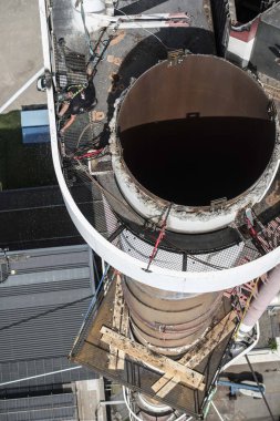 Endüstriyel bir tırmanıcı ya da yükseklerde çalışan bir boycu.