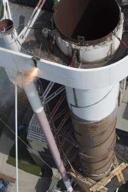 Endüstriyel bir tırmanıcı ya da yükseklerde çalışan bir boycu.