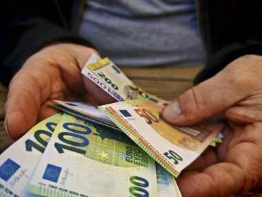 Avro banknotları nakit işlemleri için, Avrupa Birliği 'nde ödeme