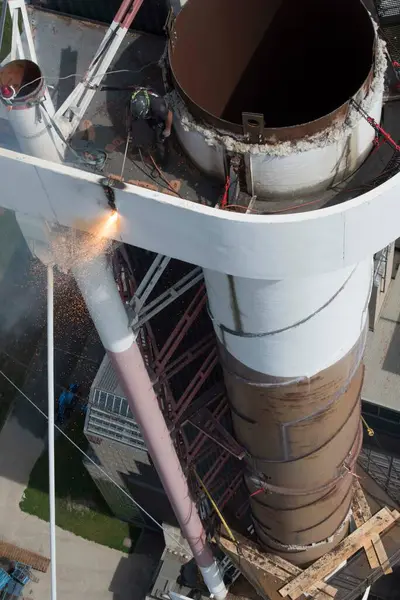 Endüstriyel bir tırmanıcı ya da yükseklerde çalışan bir boycu.