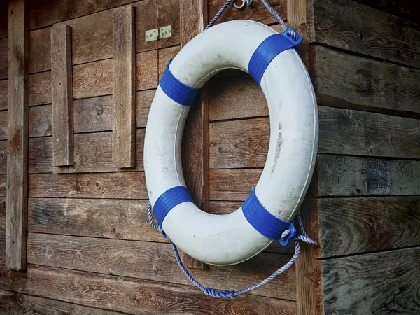 Denizcilik ve gemicilik risklerinde uyarı işareti ve tehlikelerle dolu can yeleği.