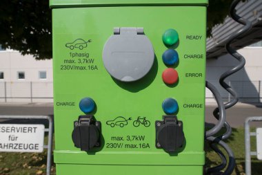 Yeşil elektrik dolum istasyonu, yeşil enerjili araçları şarj ediyor.