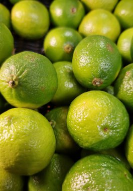 sarı ve olgun limon meyvesi, C vitamini açısından zengin narenciye meyvesi.