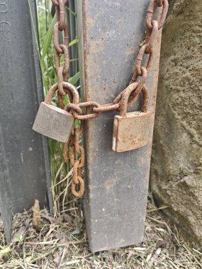 Hırsızlığa karşı güvenlik önlemi olarak kapıları ve portatifi kilitlemek