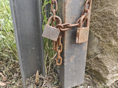 Hırsızlığa karşı güvenlik önlemi olarak kapıları ve portatifi kilitlemek