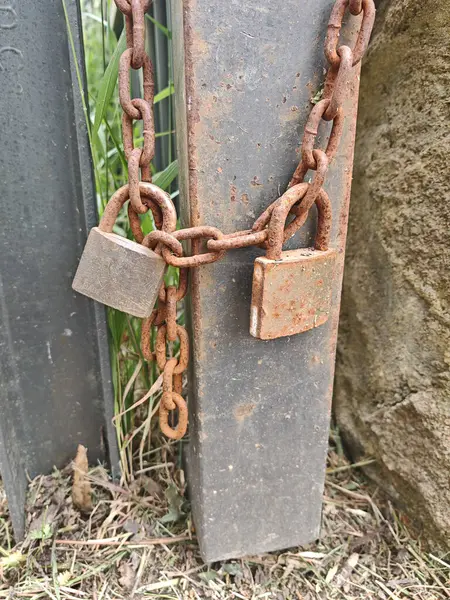 Hırsızlığa karşı güvenlik önlemi olarak kapıları ve portatifi kilitlemek