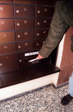 Posta kutusundaki damgalı bir mektup için posta servislerini kullanmak