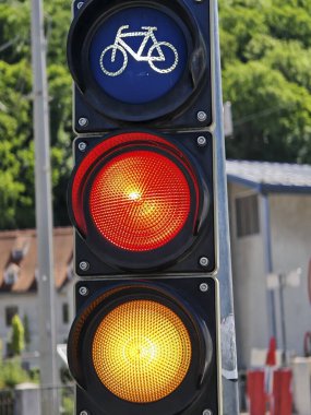 Bisiklet sürücüleri için trafik ışığı, yol trafiğinde güvenlik ölçümü