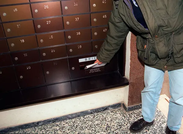 Posta kutusundaki damgalı bir mektup için posta servislerini kullanmak