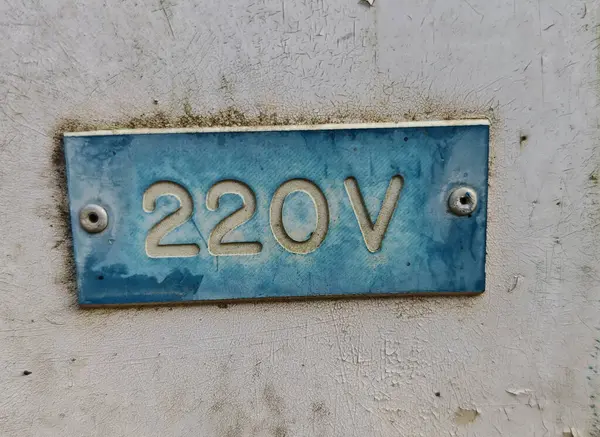 Düşük voltajlı elektrik hattı ve elektrik direğine sahip enerji kaynağı.