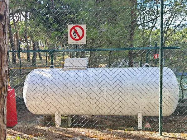 Gaz ve enerji deposu için bir benzin deposu