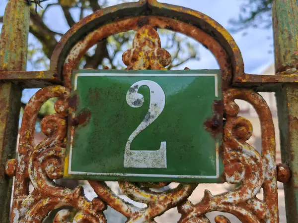 İki ya da ikinci sayının sembolü, bir Arap rakamı.