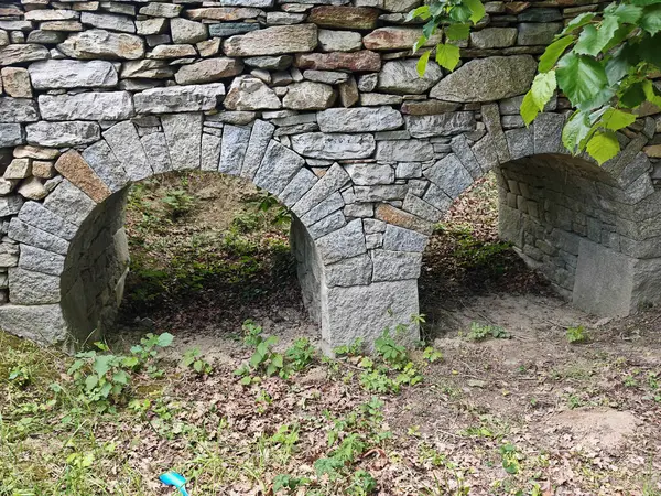 Bahçenin etrafındaki taş duvar kamusal alandan çizilmiş.