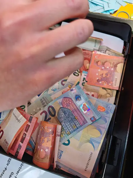 Avro banknotları nakit işlemleri için, Avrupa Birliği 'nde ödeme