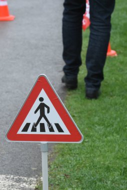 Yaya geçidi tabelası ya da caddedeki yol tabelası