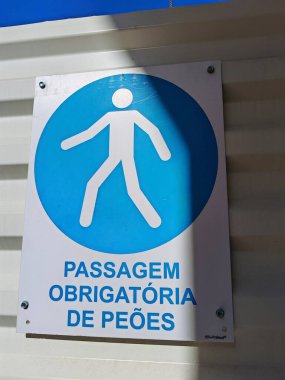 Caddedeki yaya trafik levhası, trafikte güvenlik