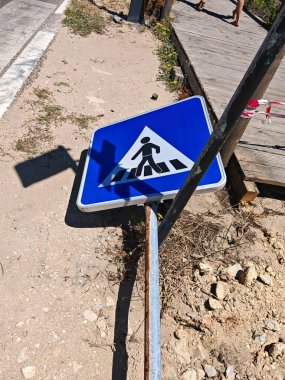 Yaya geçidi tabelası ya da caddedeki yol tabelası