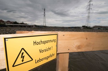 380 kv 'lik elektrik hattı ve elektrik direğine sahip enerji kaynağı.
