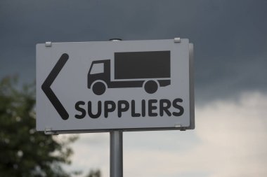 Bir yön oku ile kamyon yol işareti için yükleme alanı