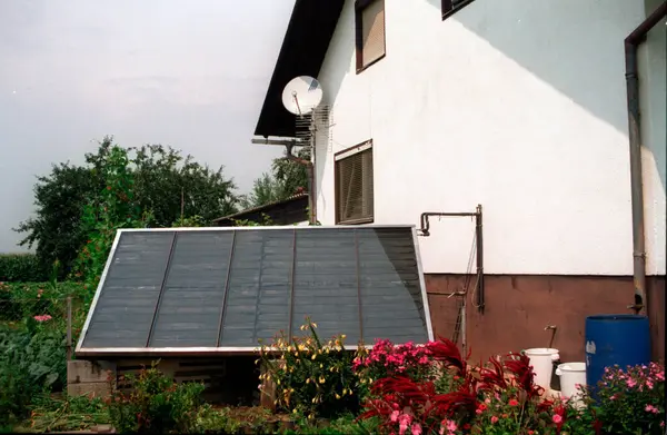 Modern binalarda yenilenebilir enerji kullanan güneş panelleri.