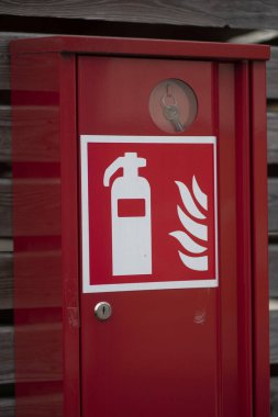 Bir yangın söndürücü. Yangından korunmak ve söndürmek için.