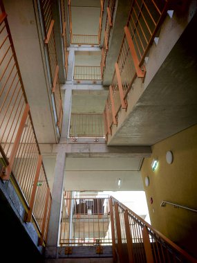 Bir binada merdivenler ve merdivenler yukarı aşağı yürümek için.