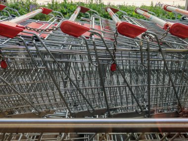 Markette alışveriş ve tüketim için bir alışveriş arabası