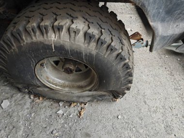 Araba kullanırken lastiğin patlaması kötü şans getirir.