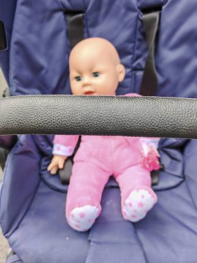 Emniyet kemeri yol trafiği ve yolcuların güvenliğini sağlar.