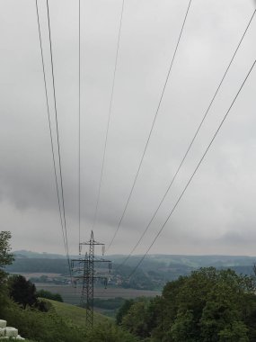 380 kv 'lik elektrik hattı ve elektrik direğine sahip enerji kaynağı.