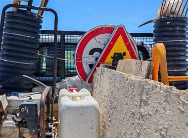 bir yol trafik tabelası, yol inşaatı ve trafik altyapısı