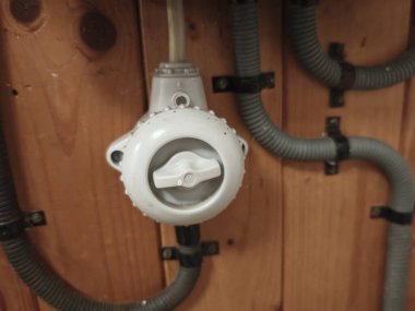 Elektriği açıp kapatmak için ana güç düğmesi.