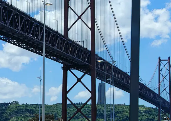 Demirden köprü trafik ve ulaşım amaçları için kiriş yapımında